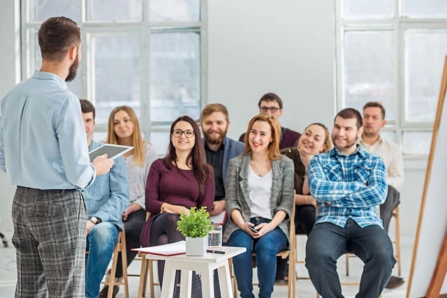 Formateur donnant une formation à plusieurs personnes