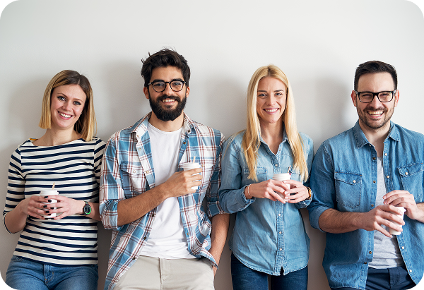 4 personnes souriantes buvant un café