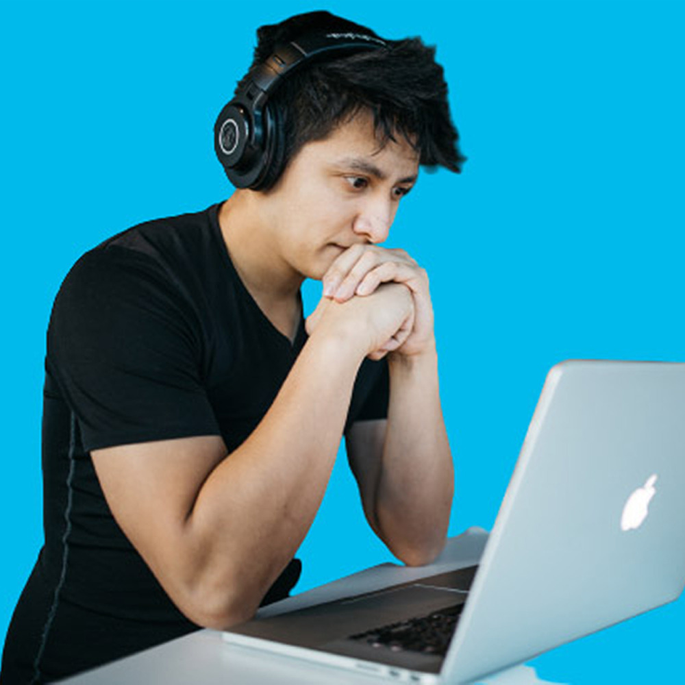 Homme regardant un e-learning sur son ordinateur